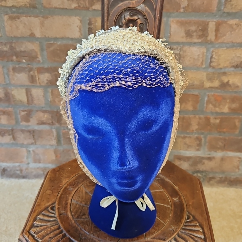 Vintage straw, beaded hat with netted tie from the 1940s or 1950s - Picture 2 of 8